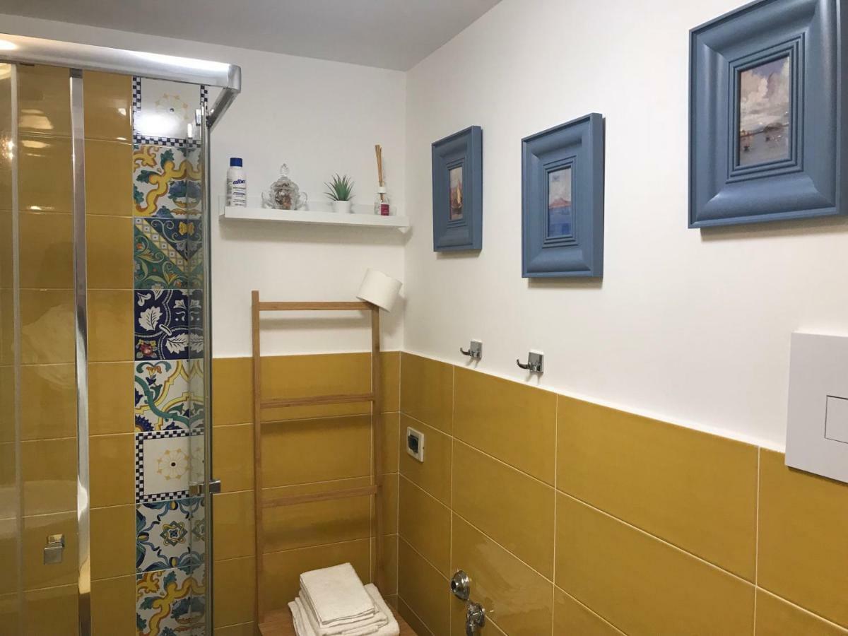 La Casa Di Hoby Lägenhet Neapel Exteriör bild